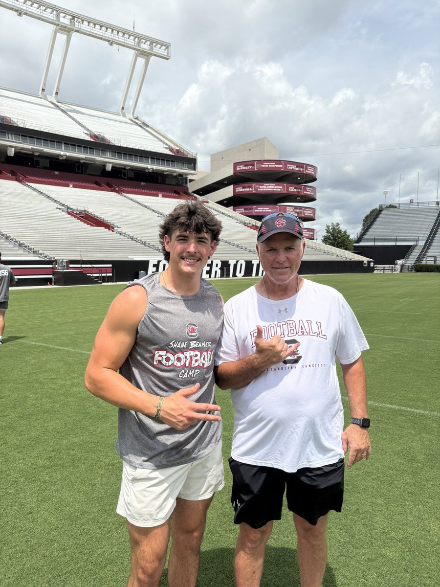CJames_5's tweet image. Had an awesome time at @GamecockFB. Thank you @_CoachMcConnell @JoeDecamillis for the invite. It was great working with @CoachSElliott also. Thank you @MattOverton_LS for helping me work my craft! @JoshNiblett @CoachD_GVL @RecruitTheG @RecruitGeorgia @TheChrisRubio