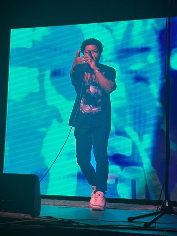 Lookin' like straight Bozos
I saw it comin' that's why I went solo