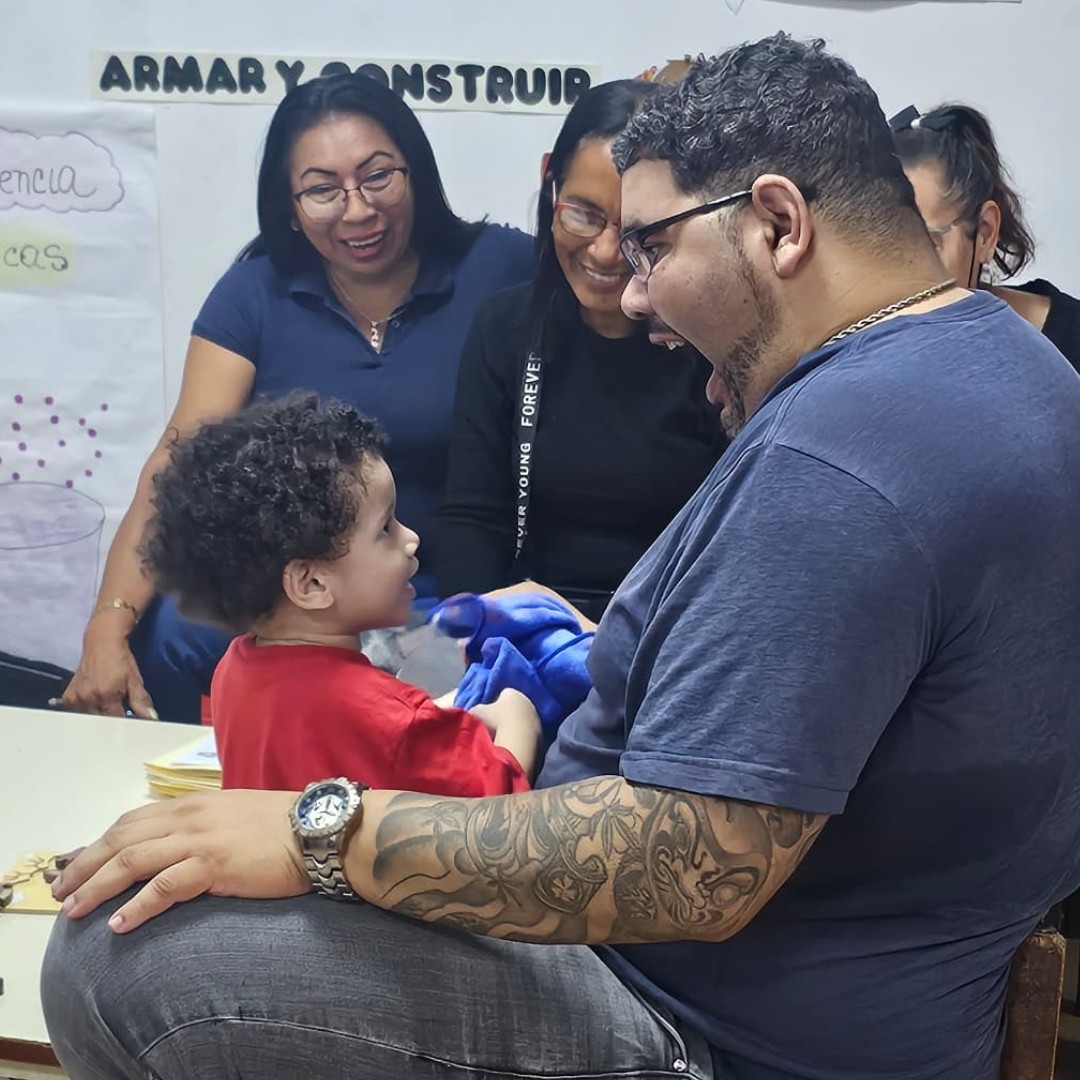 Los padres cumplen un rol fundamental en la crianza de los 👦 y 👧, su participación en el hogar permite que los niños, niñas y adolescentes crezcan con una percepción de igualdad y respeto entre hombres y mujeres. 

#FelizDíaDelPadre 💙