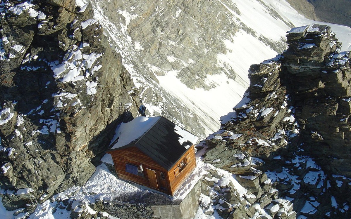 SwissCGNY's tweet photo. At 4,003 meters, the #Solvaybiwak is Switzerland’s highest mountain shelter. Built in 1915 on the Matterhorn as an emergency refuge, it’s still maintained today by the Swiss Alpine Club.
ℹ️ https://t.co/0A85dpeJKR
#SwissAlps #AlpineHistory https://t.co/w55GgUhB8F