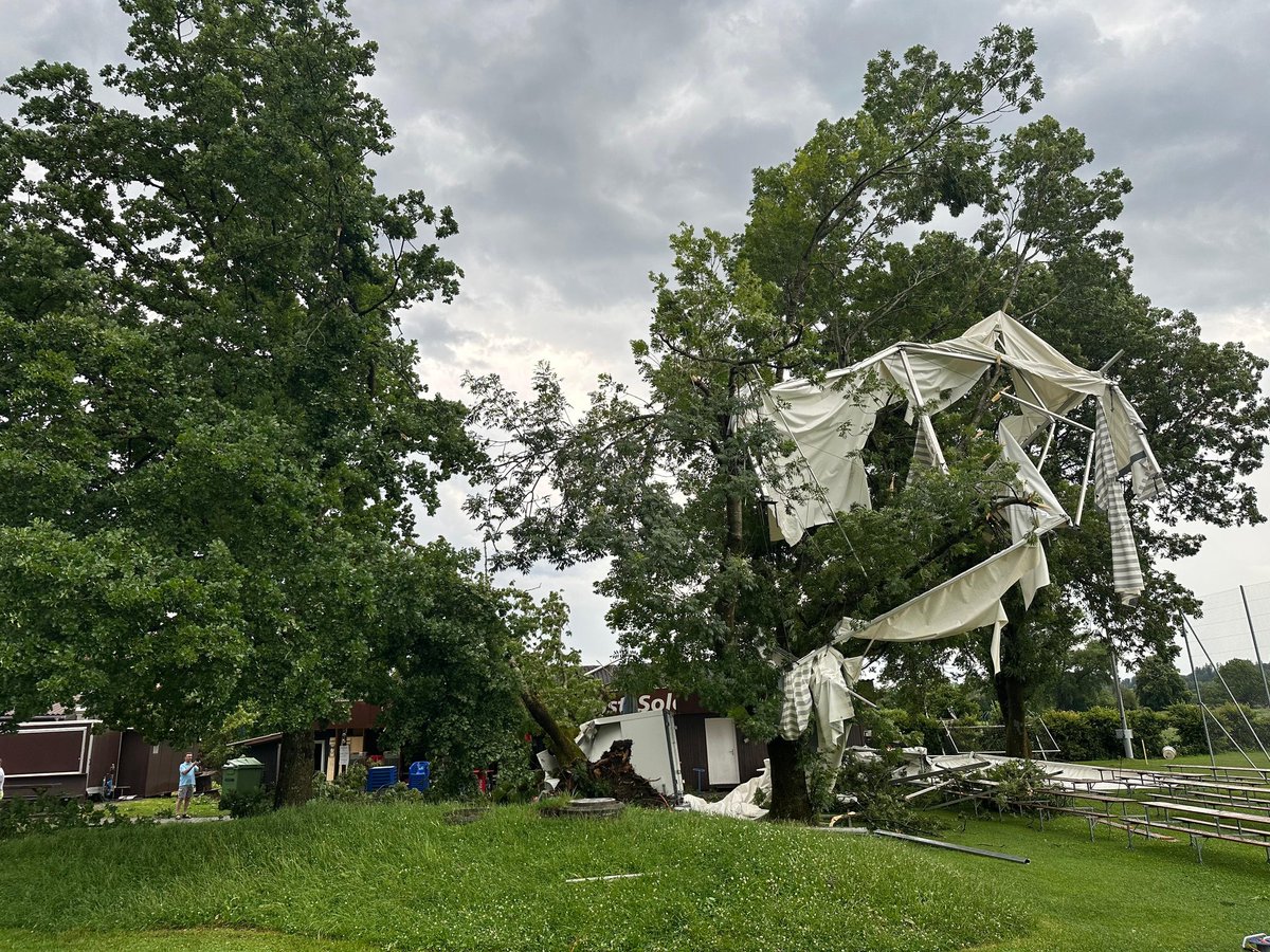 Das war mal ein Festzelt 🫣⛈️
📸: Solothurn