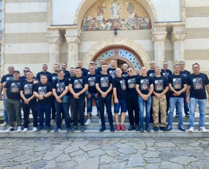 📸 : Gathering of former border guards from the Košare outpost yesterday in Zlatibor, 26 years after the end of the heroic battle against Albanian terrorists.

In 1999, 300 young Serbs 🇷🇸 were attacked by 2,500 "KLA" 🇦🇱 militants supported by NATO and the Albanian Army.

1/2 ⬇️