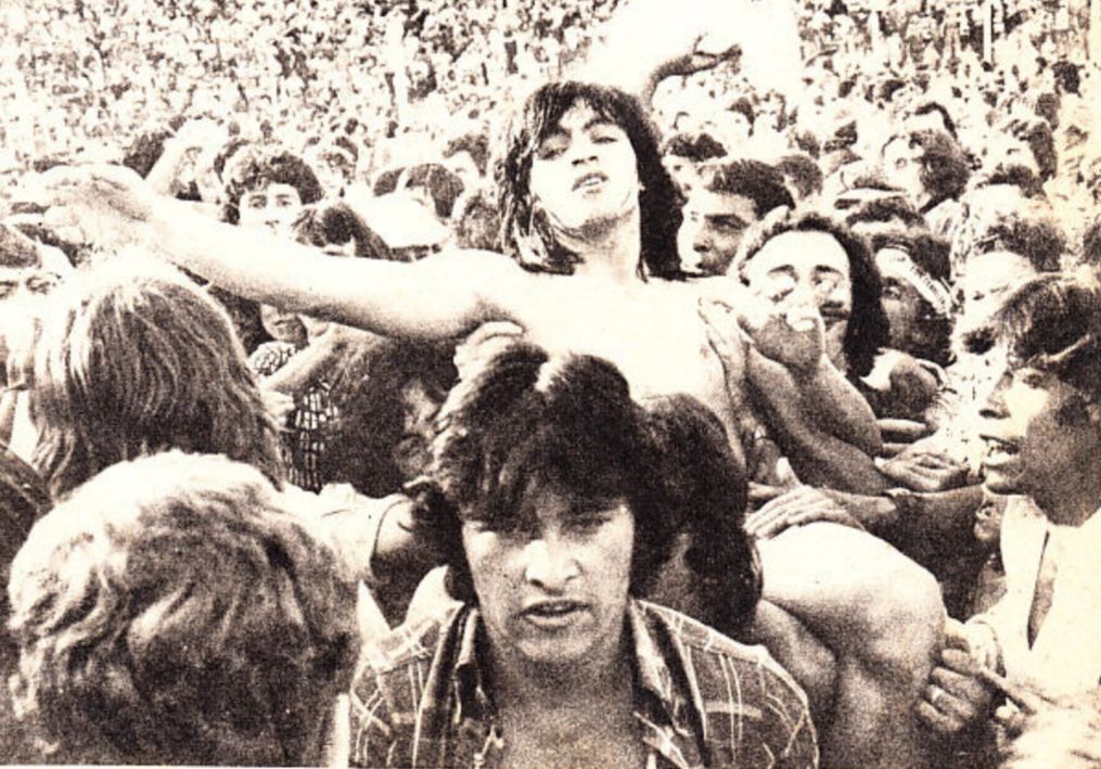 El indio Gómez llevado en andas como un Dios por el pueblo cervecero en la vuelta olímpica de 1975.