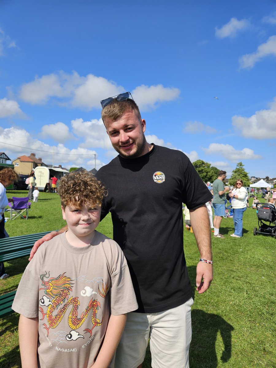 My boy with <a href="/ospreys/">Ospreys</a> rugby player harri deaves 

Such a great guy, takes time to speak to kids and takes interest in local rugby....great role model 👏💪