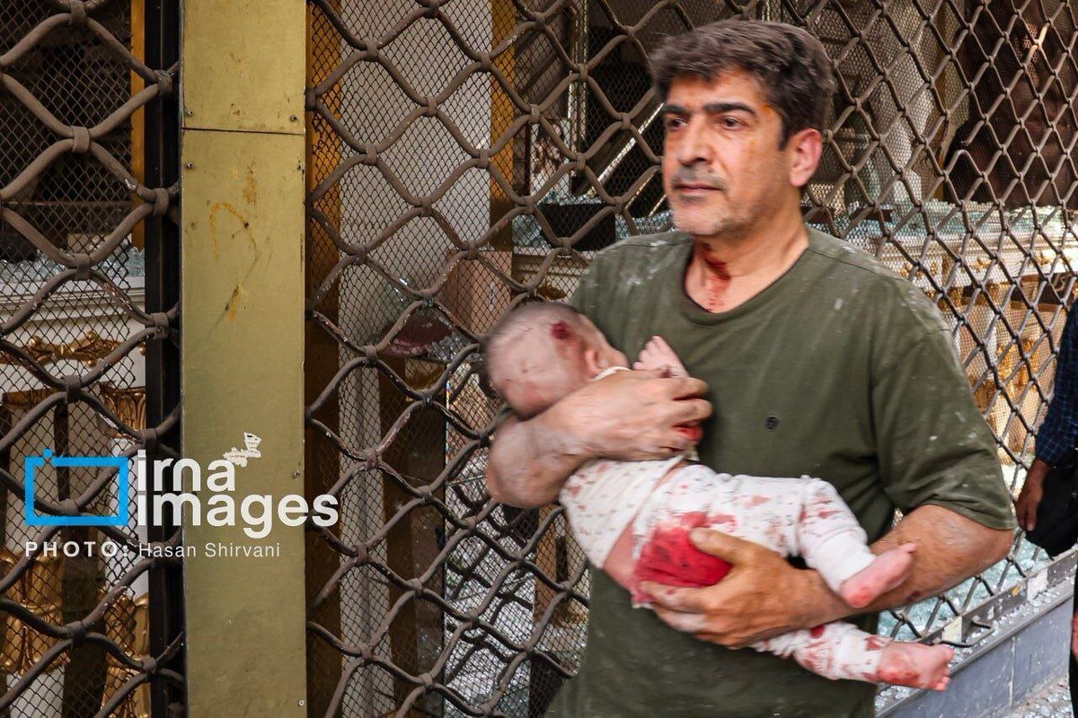 Siyonist İsrail rejimi, Tahran şehrinin bazı bölgelerine vahşi saldırılar düzenledi. 
---
Israel has launched brutal attacks on several areas of Tehran.