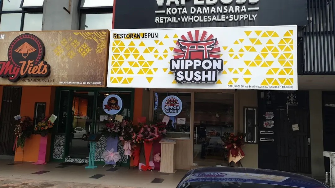umarmaggi's tweet photo. Kalau perasan, 2 restoran ni macam belangkas.

Kalau ada Nippon Sushi, selalunya ada MyViets.

Kenapa?

Sebab owner dia sama 😂

And this group of company estimated revenue last year are 8 figures (puluh juta).

🧵 https://t.co/1QiRH3Z8Cc