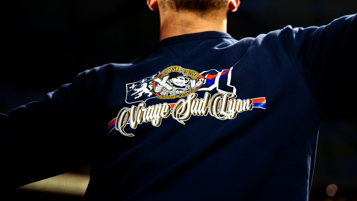 Dans notre prochain épisode, Lyon 1950 nous racontera comment le groupe a fêté ses 15 ans en 2024-2025 et comment il voit l’avenir alors que les groupes ultras sont souvent menacés de dissolution. Un nouveau sujet exceptionnel au coeur du groupe du virage Sud. 

Photo : Lyon 1950