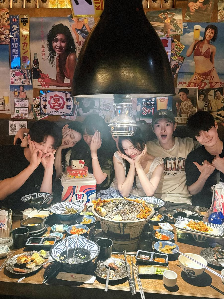 OH MY GODDDDD RYEOWOOK AND ARI IN ONE FRAME 😭😭 ON FRR'S FEEDS OMGGG. I love them for this💖💖💖💖💖