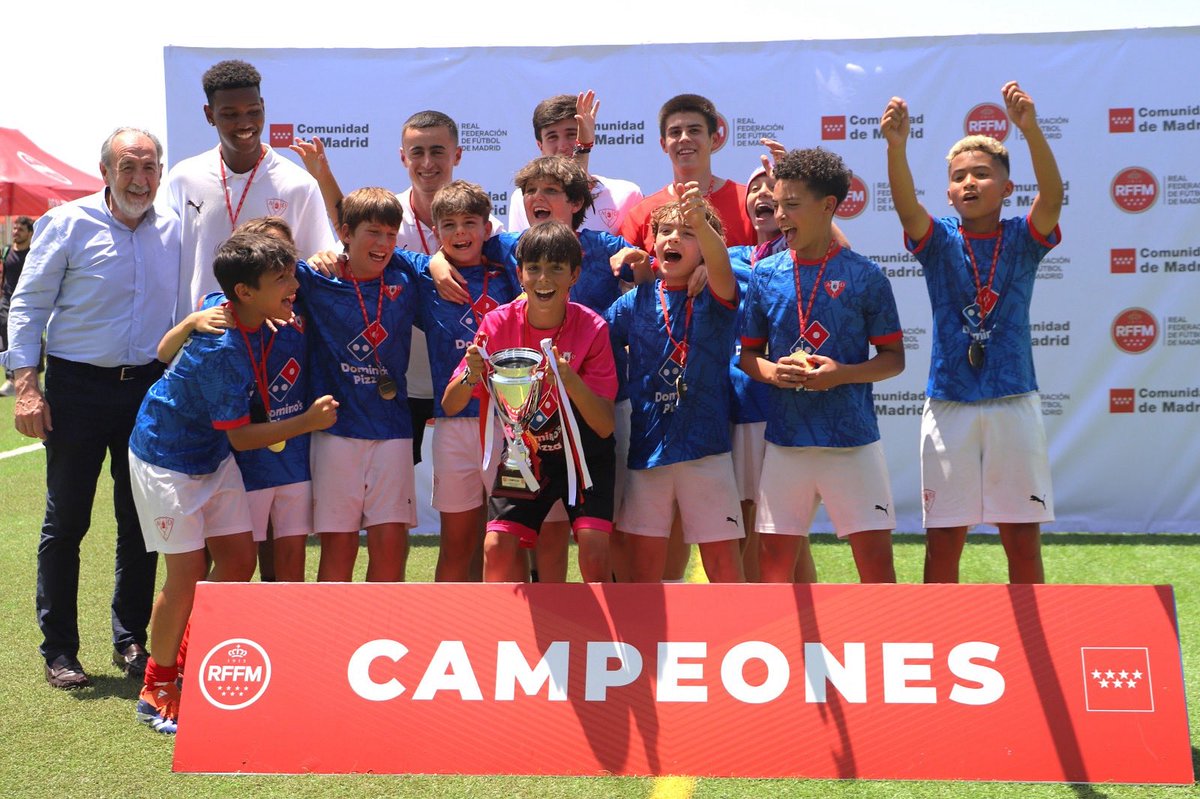 🏆 ¡CAMPEONES!

Nuestro #AlevinA finaliza una temporada de ensueño proclamándose campeones de Primer Alevín de la <a href="/RFFM_oficial/">RFFM</a> 

Enhorabuena a jugadores, cuerpo técnico y familias por esta estupenda temporada. ¡Vamos Cala! 💙
#Campeones