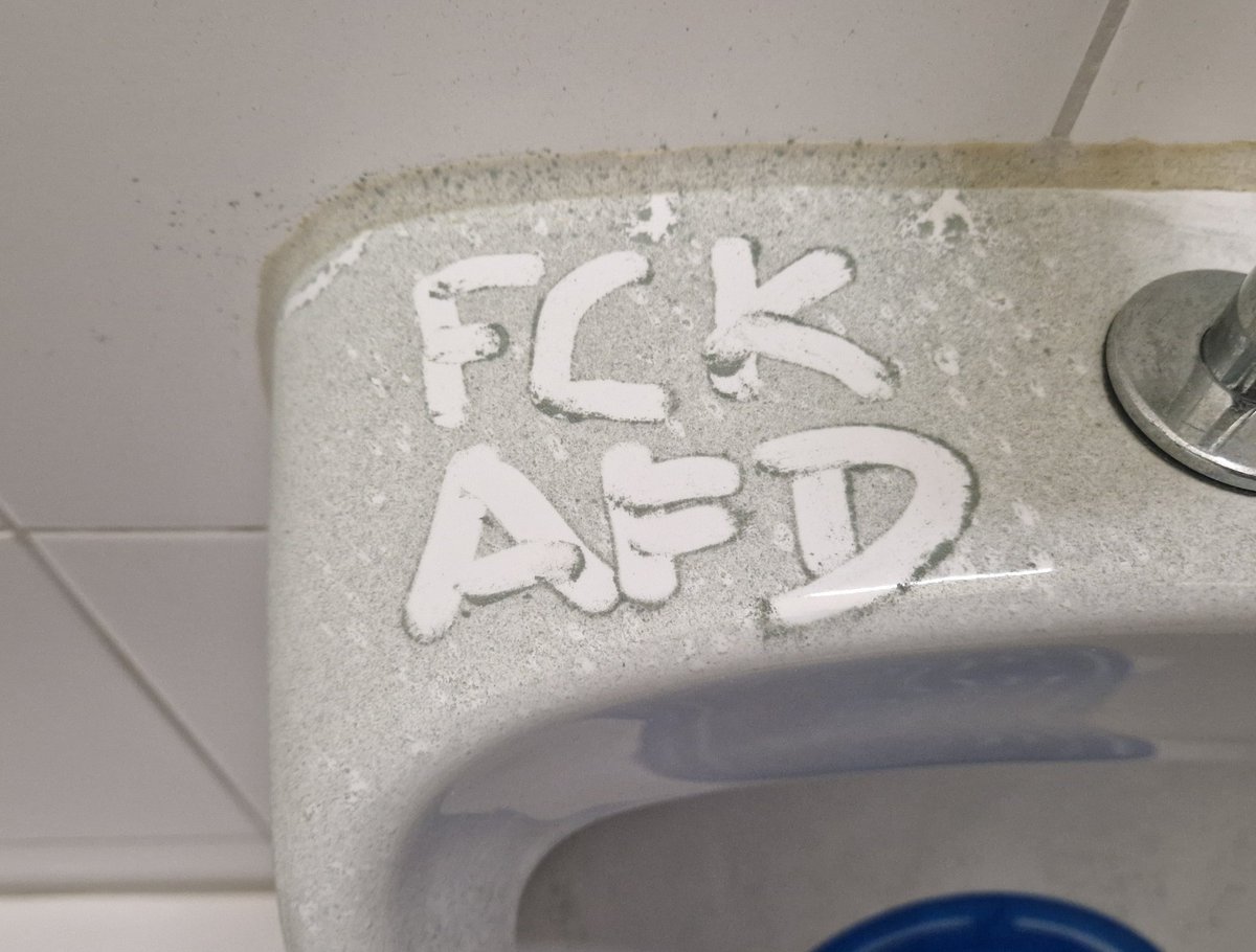 cLyppersen's tweet image. unglaublich, sowas auf einer deutschen Toilette ‼️❕️❗️😤😡