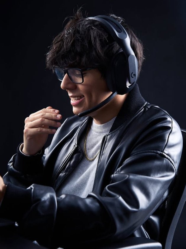 kieumyfoster's tweet photo. guys!! hear me out ik we hate him but doesn't he look kinda hot here https://t.co/vDtIm6JkKO