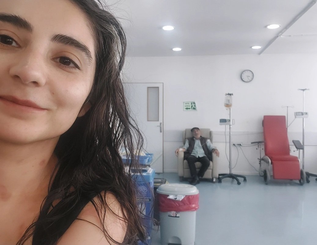 Nakil öncesi hastane odasında yalnız başına savaşan babam...
Bir sonraki #BabalarGünü'nde yan yana çekilmiş 'Yendik!'diyeceğimiz bir fotoğraf paylaşacağız.Benim sadece babam değil,en büyük dayanağım ve sırdaşımsın.
Next year:#FathersDay2026🤍'Beat it!' photo🙏🏼