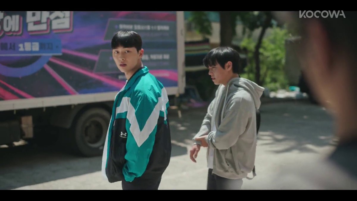 Today I'm thinking about the faces Suho made every time Sieun was hurt in the show, and how progressively scarier he got over any hurt inflicted on Sieun, including their "friend" Beomseok. He cared for Sieun's life more than his own by the end.

1. First time he saw Sieun hurt.