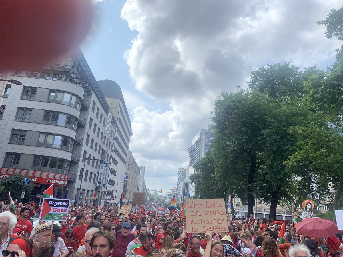 Ik weet niet wie die journalist was van <a href="/bruzz/">budhie</a>, maar hier zijn veeel meer dan 10000 mensen,,,
#rodelijn #freepalestine