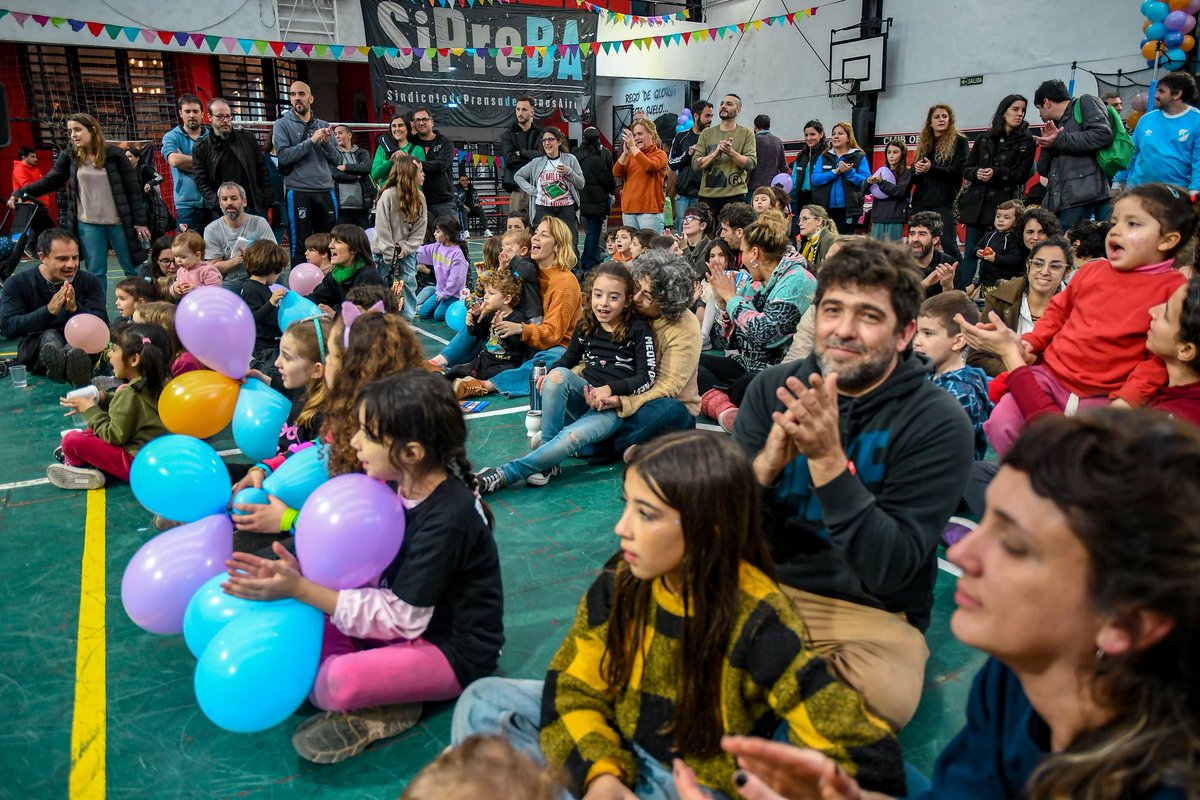 🩵 #DiaDelPadre 👨‍👦
Hace 10 años que construimos un sindicato en familia, con reconocimiento de la tareas de cuidado y espacios de amor compartido.

Reforzamos el compromiso de lucha por derechos para criar y cuidar.
 
Abrazamos a quienes paternan en nuestro gremio: ¡feliz día!