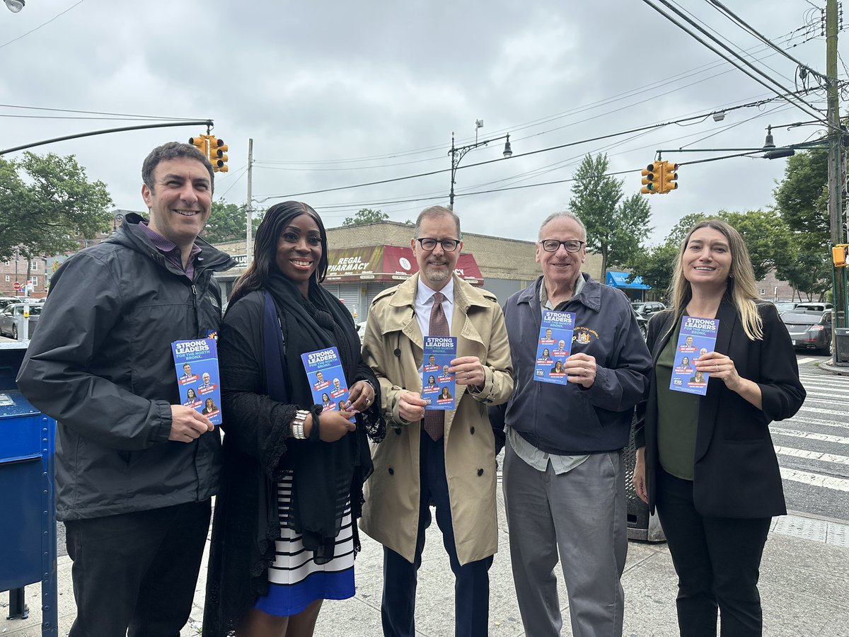 EricDinowitz's tweet image. Kicking off the first weekend of early voting by talking with neighbors alongside Bronx Borough President Vanessa L. Gibson, Comptroller candidate Mark Levine, Assemblymember Jeff Dinowitz, and Benjamin Franklin Reform Democratic Club President Virginia Krompinger.