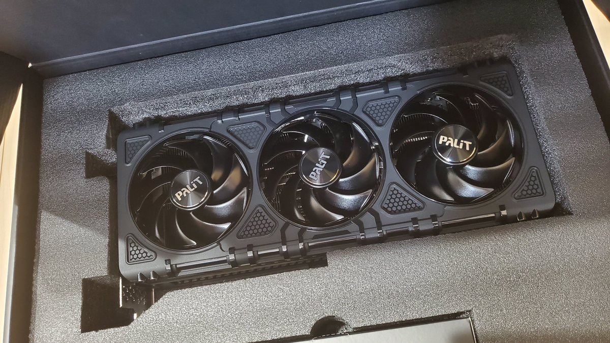 gematchan's tweet image. my new gear... (RTX5090)