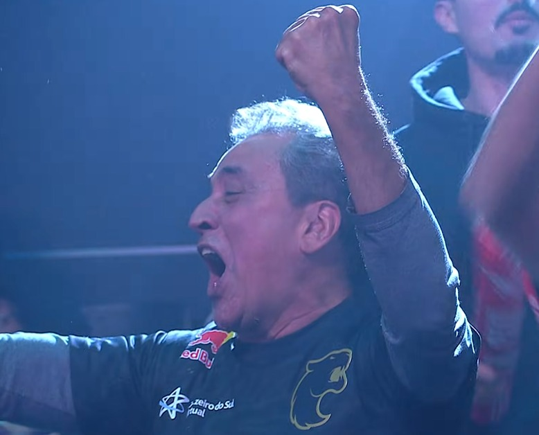 CBLOL's tweet image. Filho no palco 🤝 pai na arquibancada