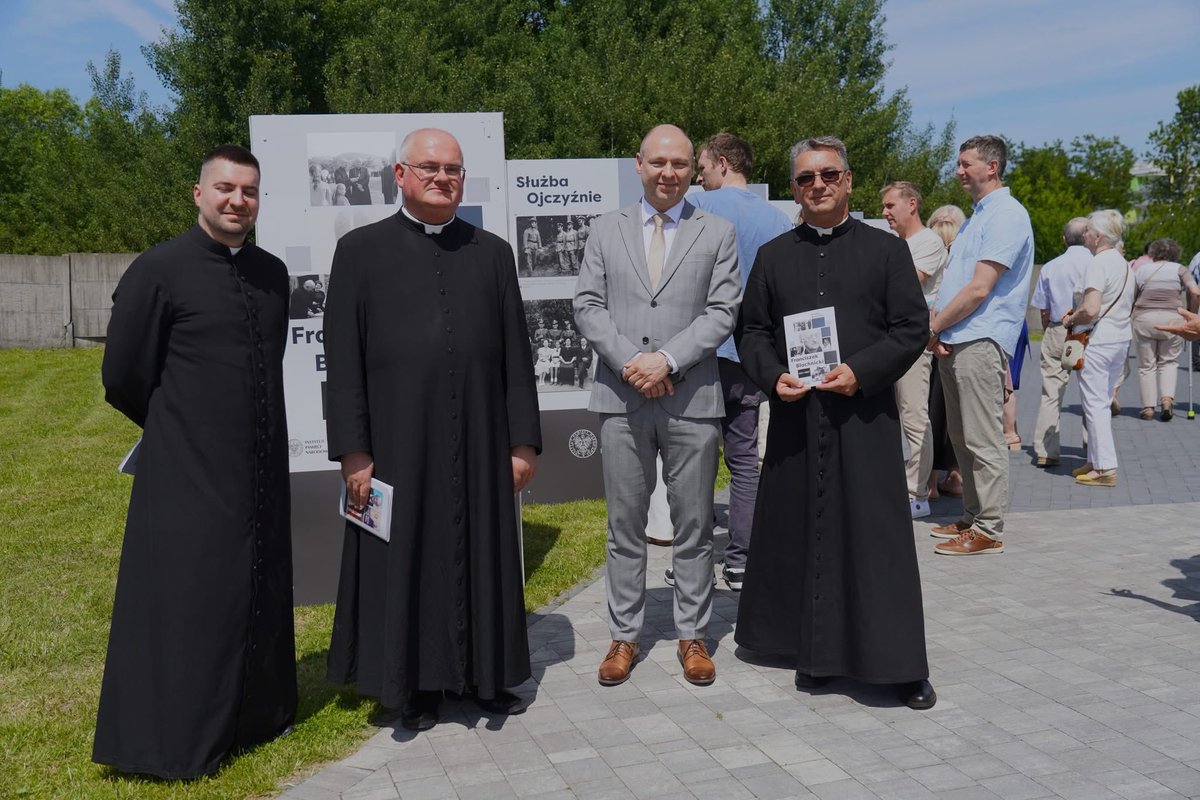 RobertDerewenda's tweet photo. Franciszek #Blachnicki - odważny ksiądz, twórca Ruchu Światło-Życie. 

Ks. F. Blachnicki wychowywał do wolności i odwagi w podejmowaniu odpowiedzialności we współczesnym świecie! Dlatego komuniści tak bardzo bali się ks. Blachnickiego. 
Śledztwo prowadzone przez IPN wykazało, że 27 lutego 1987 r. ks. Blachnicki został otruty w Międzynarodowym Centrum Ruchu Światło- Życie w Carlsbergu w RFN. 

Dziś w Lublinie przed kościołem pw. św. Jana Pawła II została zaprezentowana wystawa IPN poświęcona życiu i działalności ks. Franciszka Blachnickego. Z jej treścią będzie można zapoznać się do 14 lipca 2025 r.

Fot. IPN
