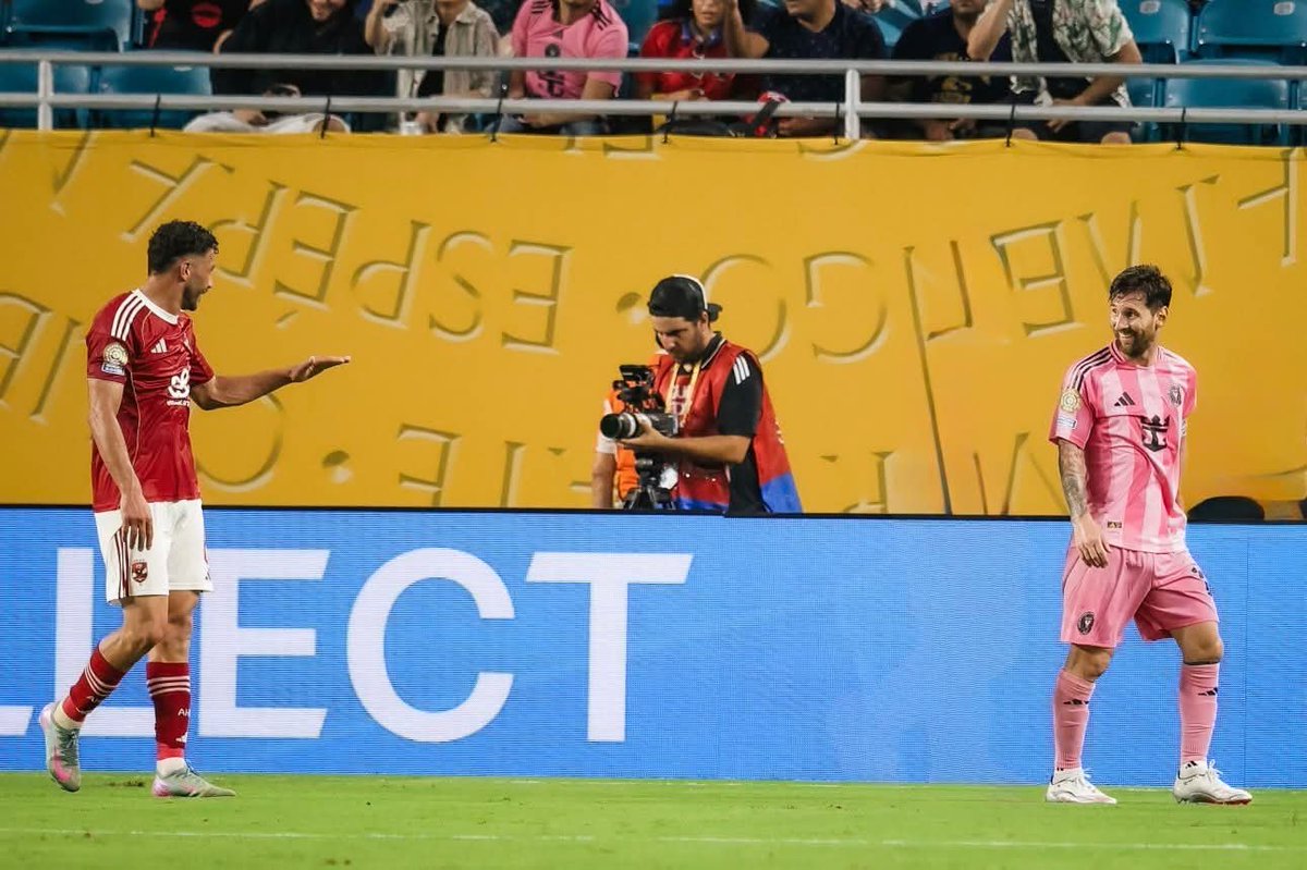 a5medv's tweet photo. لاعيب مغمور من فريق الأهلي المصري (ماحدش يسمع عنه الا امه)، بيشاور لميسي انه قصير يعني شوفوا ملك الشخصنة وهيطلع ميسي من تركيزه في الملعب ... يخربيت الإحراج

نادي بلاعيبته محرجين .... قمة الإحراج والله ... بدل ما تنقل لـ ميسي "أعظم رياضي في التاريخ" صورة كويسة عن الرياضة والرياضيين المصريين ... رايح تقل أدبك عليه!

صلاح كان صادق لما قال المشكلة في مصر هي العقلية، وطلع الأطفال يتريقوا على مصطلح المينتاليتي، في النهاية طلعوا في الاخر مبسوطين بالتصرفات الأهلاوية