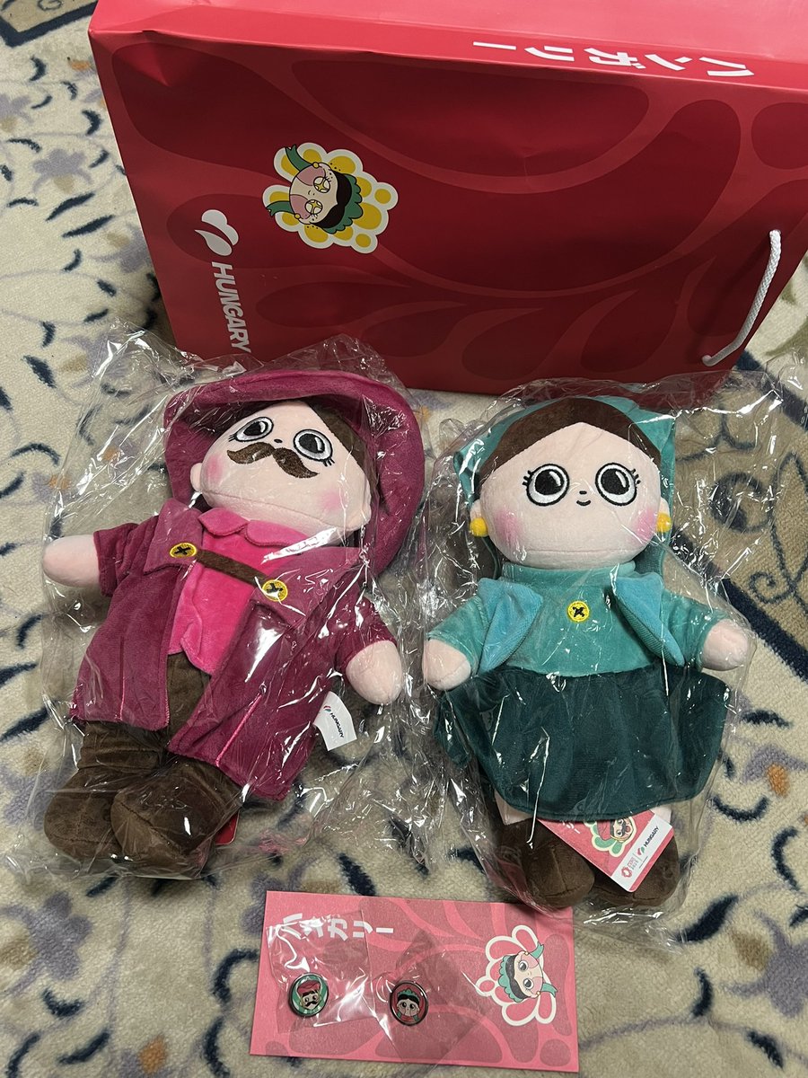 今日の万博での買い物。 ・ハンガリー ミシュカ（赤）、マリシュカ（緑