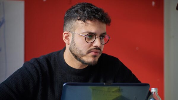 K1000Journalist's tweet photo. Kidnappé il y a une semaine dans les eaux internationales, notre confrère journaliste Yanis Mhamdi est toujours détenu illégalement par Israël.

Que font les autorités françaises pour le libérer ? Qu'attend le ministère des Affaires étrangères pour s'exprimer clairement ? https://t.co/D2bEJBoVjr