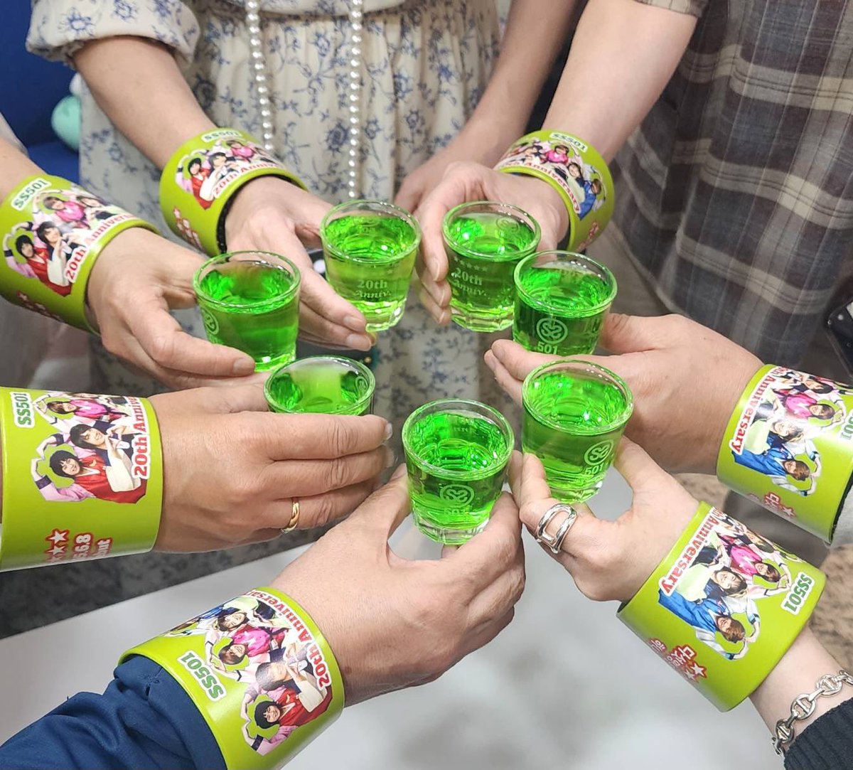 H83B1229's tweet photo. 本日、無事にカップホルダーイベント終了致しました。ご参加頂いた皆様ありがとうございました。若干数残っておりますので装飾などは有りませんが、間に合わなかった方いらして下さい〜
スマイルくんも、お家に帰ってきましたー
お友達からのソンムルありがと〜 https://t.co/thQApANJEn