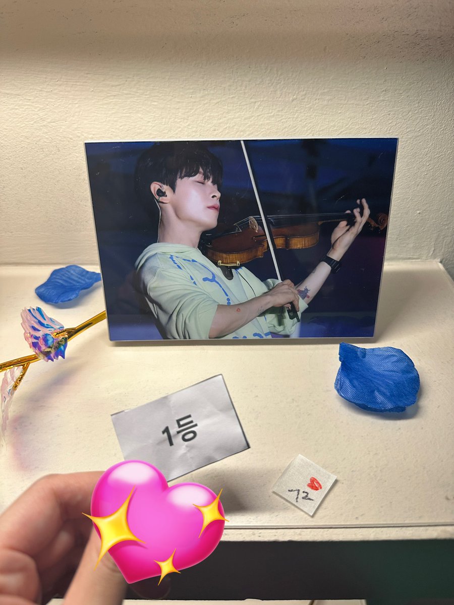 mong_wal's tweet photo. 온통 예찬이로 가득한, 사랑이 눈에 보이는 곳!
럭드 도파민에 미친자,, (me) 운빨 좋아서 123등 다 당첨됐는데 축하해주셔서 감사합니다🥹 다들 친절하시고 후기에서 보던 에버랜드 온 느낌 뭔줄 알아가요🤭 액자 받으러 갔다가 설이도 업어갑니다🤍🤍 
#Violinarium_별의선율
#예찬이라서_고마워 https://t.co/8G6kOvS18A