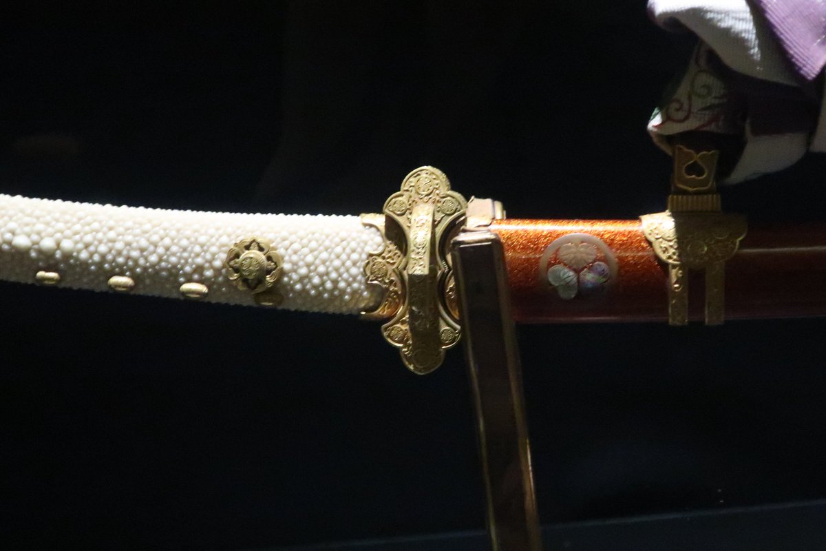 刀掛 螺鈿 葵の御紋 家紋 木製 金 漆 日本刀 太刀 武道具 模造刀 最初の御部屋で拵えの展示があったよ！ 流石徳川家って言いたくなる