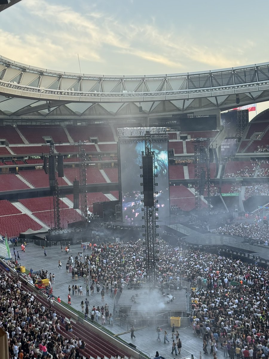 wazootrunk's tweet photo. Compras tu entrada en preventa hace más de 1 año en una buena localización. Esperas más de 1 año para el concierto. Te reasignan la butaca, llegas y te encuentras esto. No pudimos ver nada del show. Una pantalla enorme tapada por altavoces. #lolaindigoestadios https://t.co/7mseympRhU