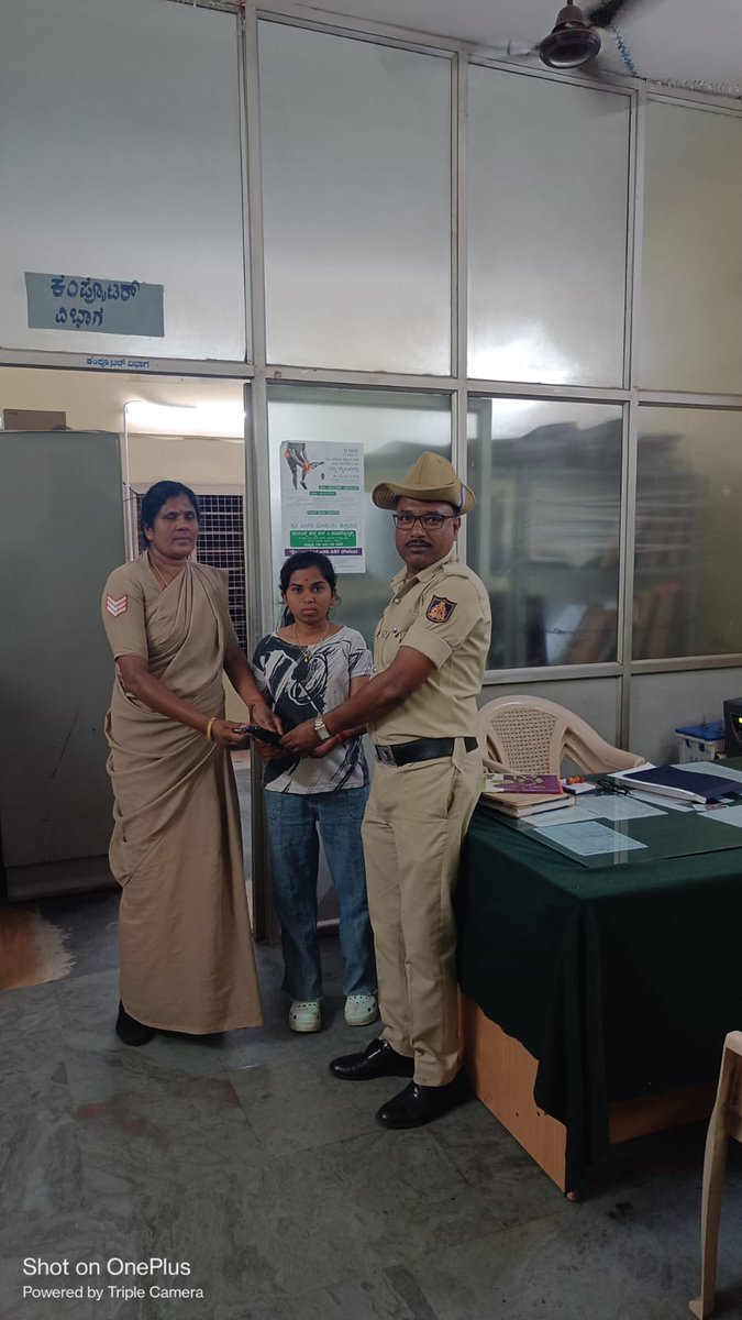 ಲಕ್ಷ್ಮೀಪುರಂ ಠಾಣಾ ವ್ಯಾಪ್ತಿಯ ಕೃಷ್ಣಮೂರ್ತಿಪುರಂನ ರಾಘವೇಂದ್ರ ಮಠದಲ್ಲಿ ಮೊಬೈಲ್ ಸಿಕ್ಕಿದ್ದು. ಅದನ್ನು ನಮ್ಮ ಠಾಣಾ ಸಿಬ್ಬಂದ್ದಿಯವರು ಮೊಬೈಲ್ ವಾರಸುದಾರರನ್ನು ಪತ್ತೆಹಚ್ಚಿ  ಸದರಿಯವರಿಗೆ ಮೊಬೈಲ್ ಅನ್ನು ಹಿಂದುರಿಗಿಸಲಾಯಿತು.