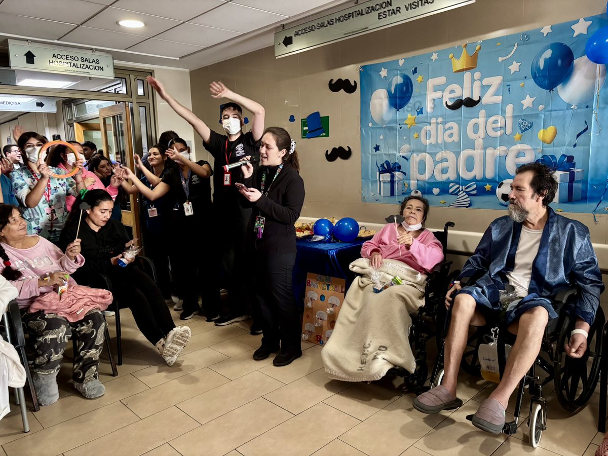 |DÍA DEL PADRE👨🏻|Hoy saludamos con cariño a todos los papás, en especial a nuestros pacientes, usuarios y funcionarios🫶🏼✨

En Medicina y Pensionado vivimos una emotiva jornada con música, regalos y amor, como parte de nuestro compromiso con un cuidado más humanizado 🏥💛