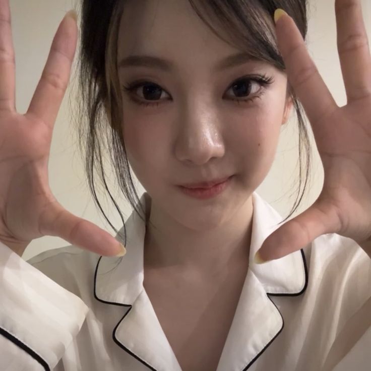 @ngasalagc hyyy >___< aq lah sosoq aa tmpan dn kren ituh hehe. kged egk??  knalin aq gigi. asliny jamet🤟🏻 slam kenal smwanyaaa. gk bsen2 aq mw blg mksi bwat smwa kittens yg udh join dri awal smpe akhir, yg tiap hri ngeramein brbaur sm smuany. sisany baca alt ges, gk muwat