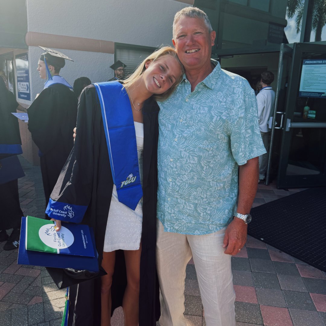 FGCU_WBB's tweet image. Celebrating the Dads today! Grateful is an understatement❤️

#Raining3s #WingsUp
