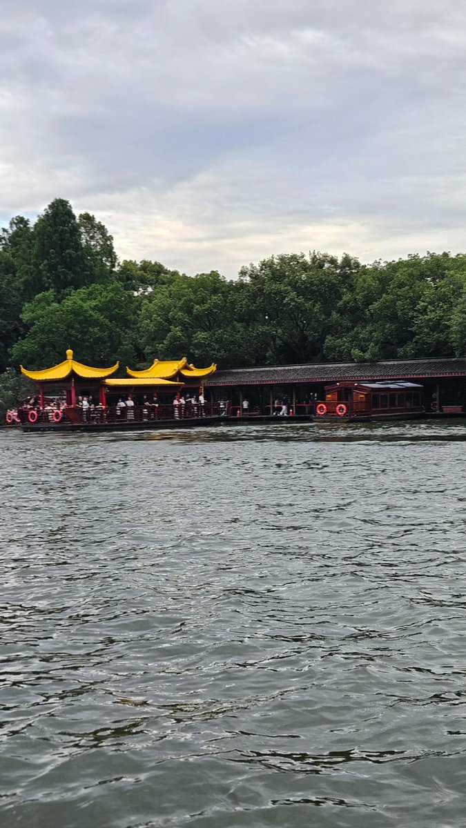 Luego recorrimos las plantaciones de té de la zona Longjing. Como cierre conocimos el Gran Lago del Oeste en paseo en barco con su riqueza cultural y belleza natural.