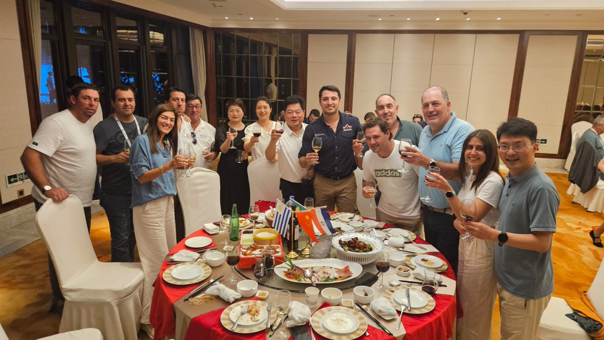 Estuvo presente el Consul General de Uruguay en Shanghai, Marcelo Magnou, también el director de servicios agrícolas del MGAP, Agustín Giudice.