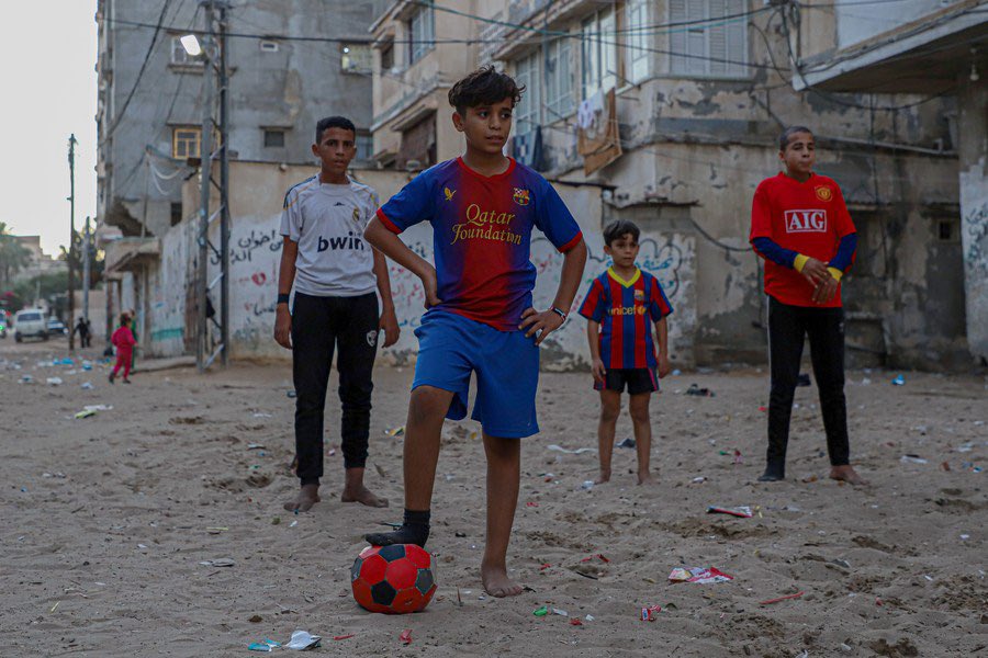 “When the next Clásico arrives, Gaza will watch again. They will watch from tents, bombed-out shelters, or radios set up under the stars.

Because in Gaza, loving football means choosing life over fear.”

<a href="/HaniQarmoot/">Hani Qarmoot</a> on football and survival:

breakingthelines.com/investigation-…