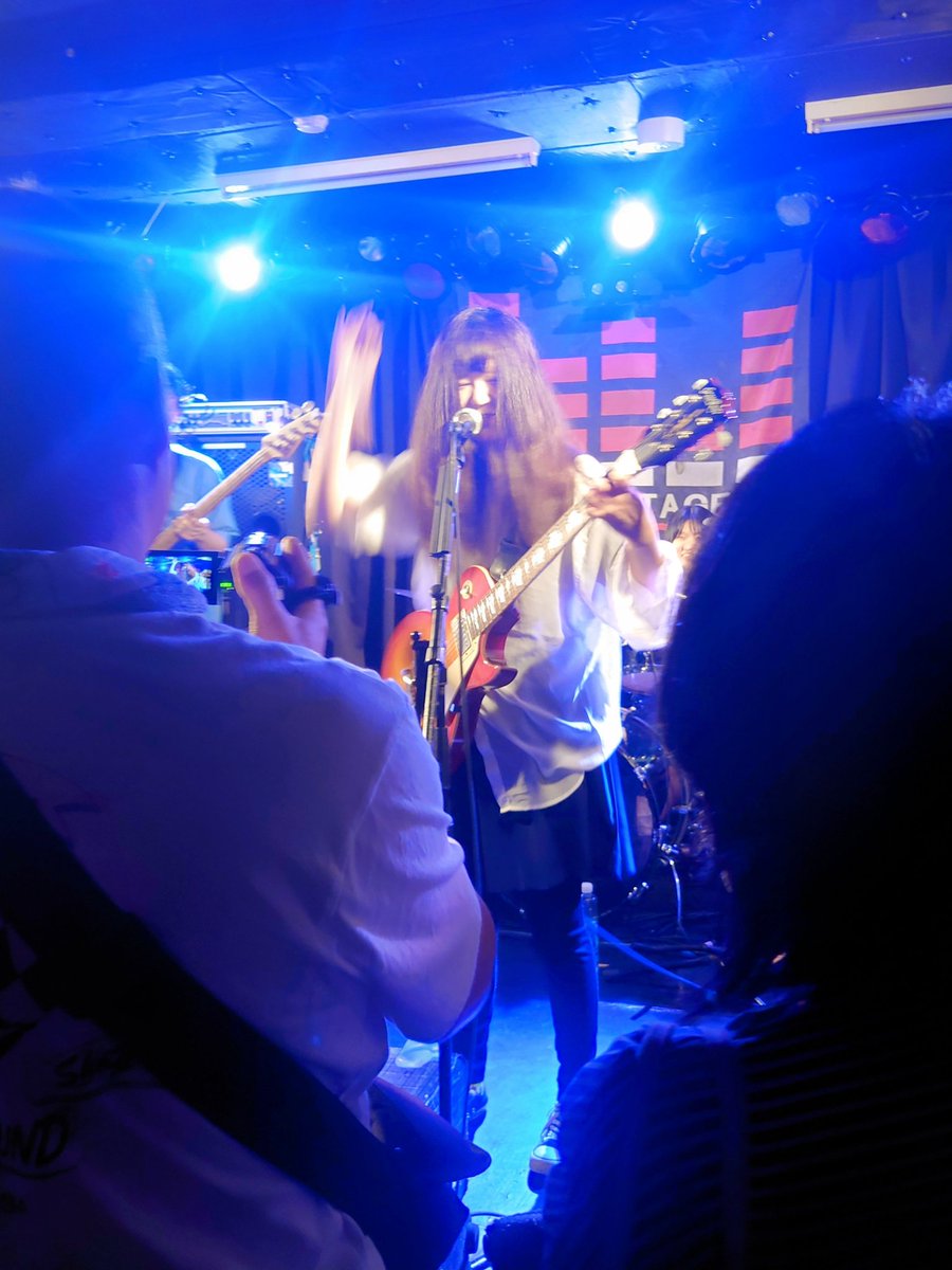 zo53746757's tweet photo. 今回が2回目のけいおんのコピバン「定時後ビアタイム」はベルガモのアカネさんと村民こだまちゃんが普段とは打って変わって女子高生に扮したメチャ楽しいステージでした！
戦利品はメンバーのサイン入りキーホルダーと今日演った楽曲関連の🍛スプーン、缶バッジでした！
#定時後ビアタイム
#けいおん https://t.co/X04ppHVQEQ
