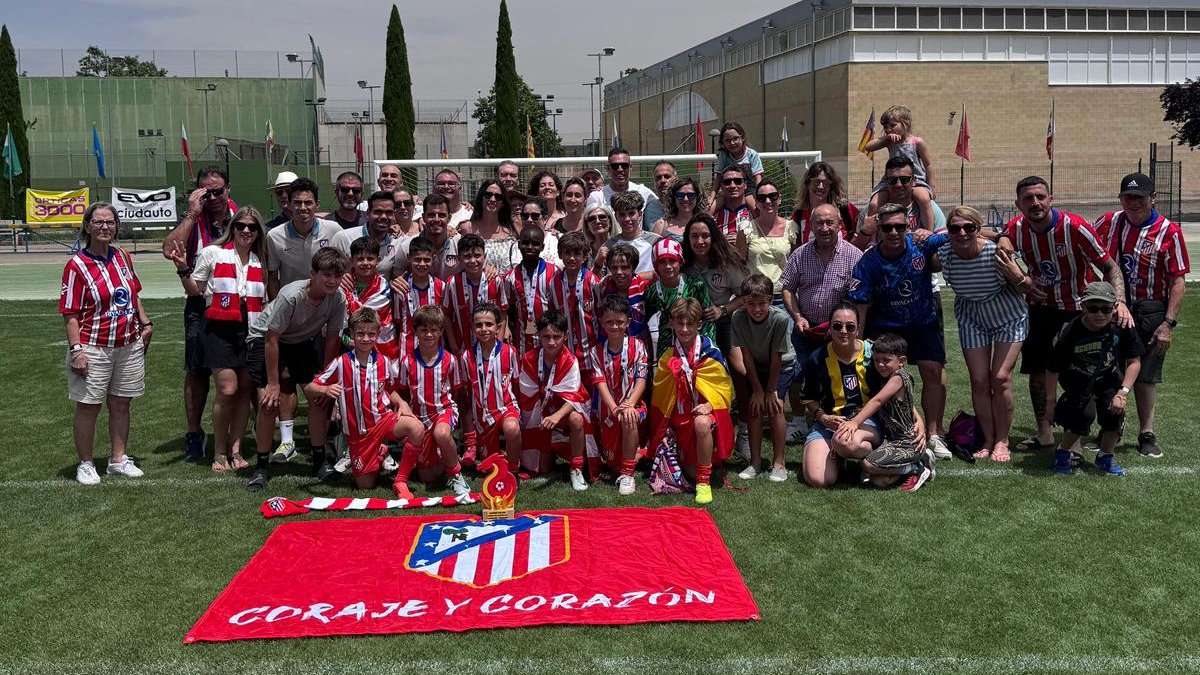 🏆 ¡El Benjamín B, campeón del Torneo Dragón, celebrado en Ciudad Real!

Nuestro equipo ganó los ocho partidos que disputó, imponiéndose por 1-2 al FC Barcelona A en 'semis' y por 0-5 al Granada A en la final, con goles de Enzo (2), Samuel, Jorge y Luca.

¡Buen trabajo! 👏