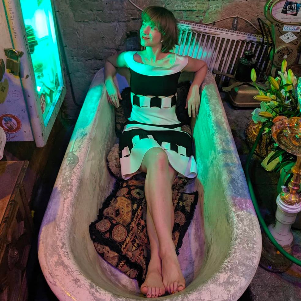 Curious to know what 1 day of ChatGPT costs in terms of energy and water?

1 day of ChatGPT = ~1bn queries
That's: 
💧🛀 1000 bathtubs of water
⚡🔥 A year of running 16 ovens nonstop

Here's Sam Altman's original quote:

"The average query uses about 0.34 watt-hours, about what