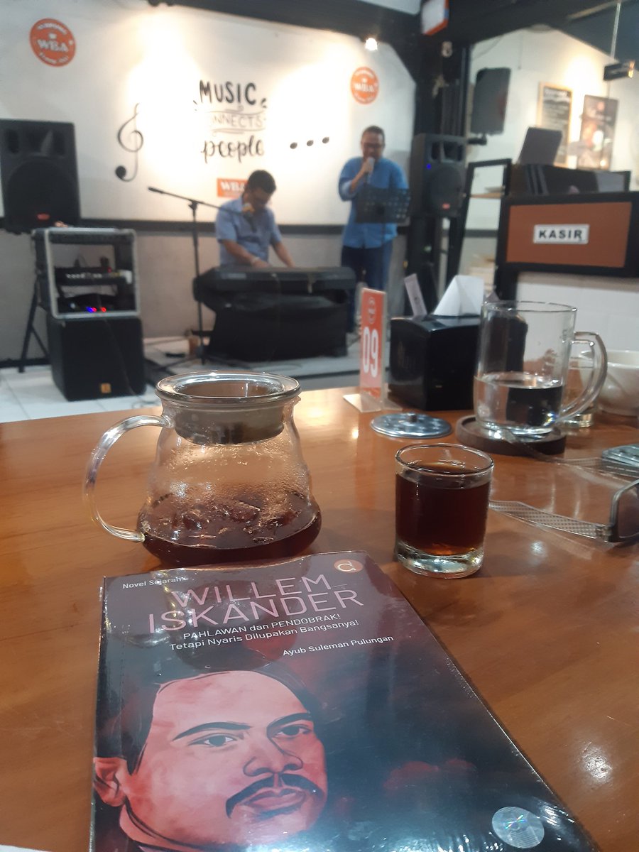 Menikmati Minggu malam di WBA Tebet, soor kali kurasa #manyessep #KopiMandailing setelah makan #pocalSidimpuan apalagi sambil mambikbiki Buku #WillemIskander, macam di Mandailing saja kurasa sore ini, anginnya purpur sun kurasa, lagu-lagunya mengalunkan angan ke kampung kurasa