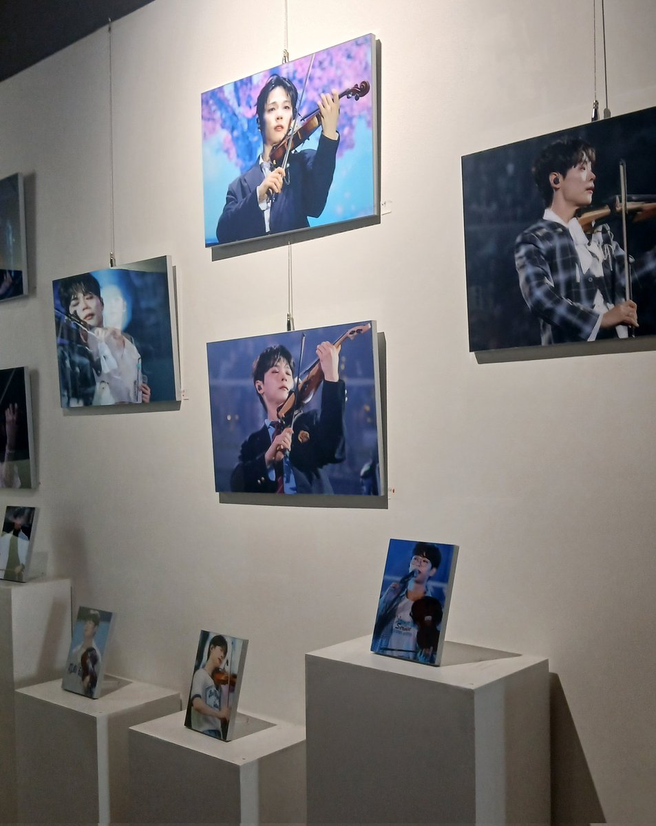 lucyeon_27's tweet photo. #Violinarium_별의선율
#예찬이라서_고마워

예찬이 박물관이라고 불러도 될거같은 카페였어요! 볼것도 많았고 한장한장 감상하기 바빴어요.. 중간 퀴즈도 재밌었고 직원분들이 진짜 착하세요☺️ 이런분들과 같이 덕질한다는게 행복해지는 느낌! 모든곳이 아름다워서 사진 타래남길게요 https://t.co/J7Z40FfBVL