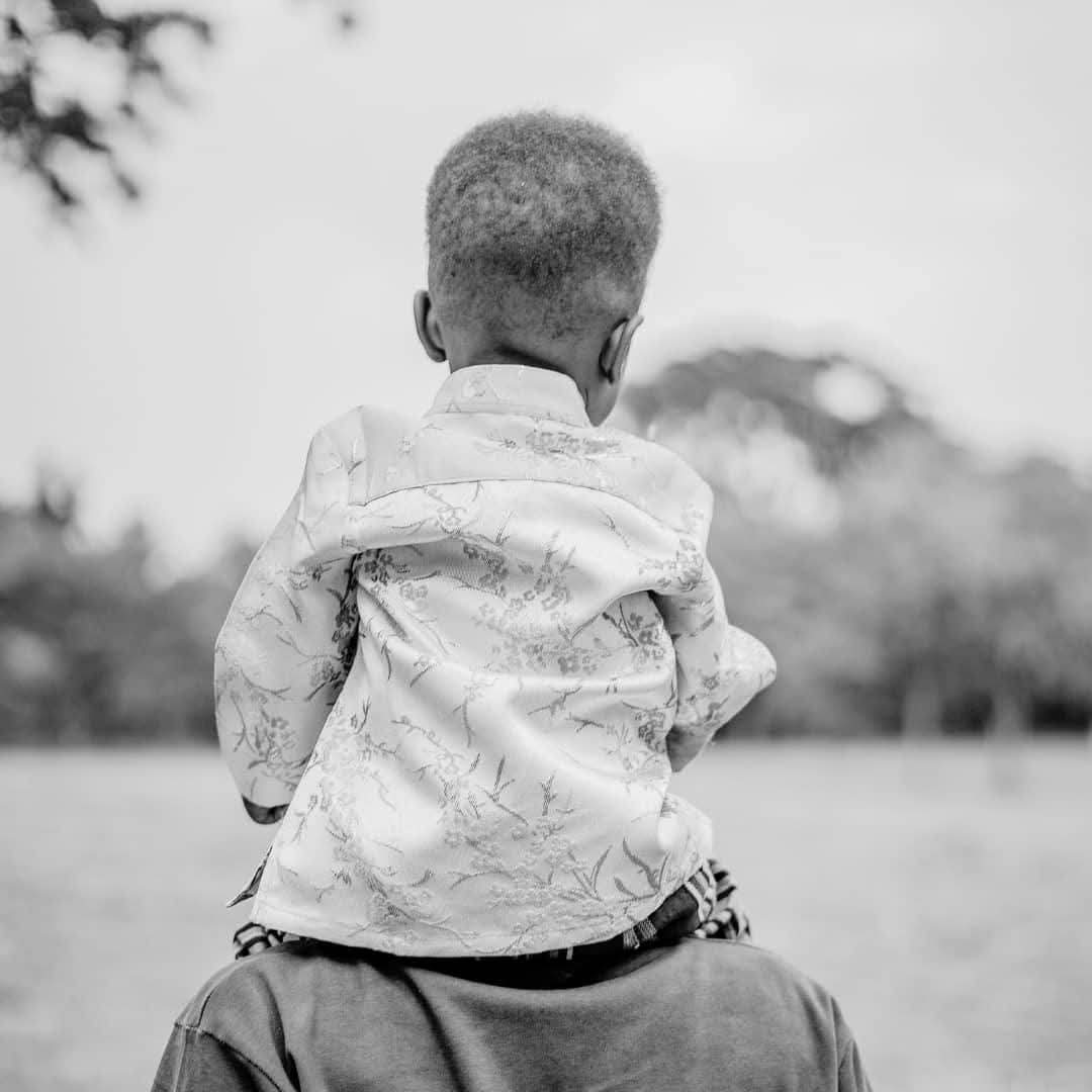 En ce jour de juin, où le soleil semble peser plus doucement sur nos épaules, nos pensées convergent vers ceux que l’on nomme Pères.

Ils sont les racines profondes, les veilleurs de l’ombre, les piliers silencieux des maisons d’hier et d’aujourd’hui.