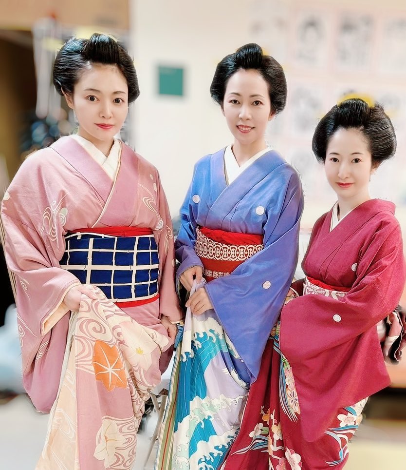 大河ドラマ「べらぼう」第23話で箏を演奏させていただきました🙇‍♀️
市原隼人さんのお三味線指導に引き続き…、なんと今回は箏の演奏で出演させていただきまして…
本当に感無量です🙇‍♀️ありがとうございました🙇‍♀️

これからも箏と三味線を通して色々なお仕事のご縁をいただけます様、頑張って参ります🙇‍♀️