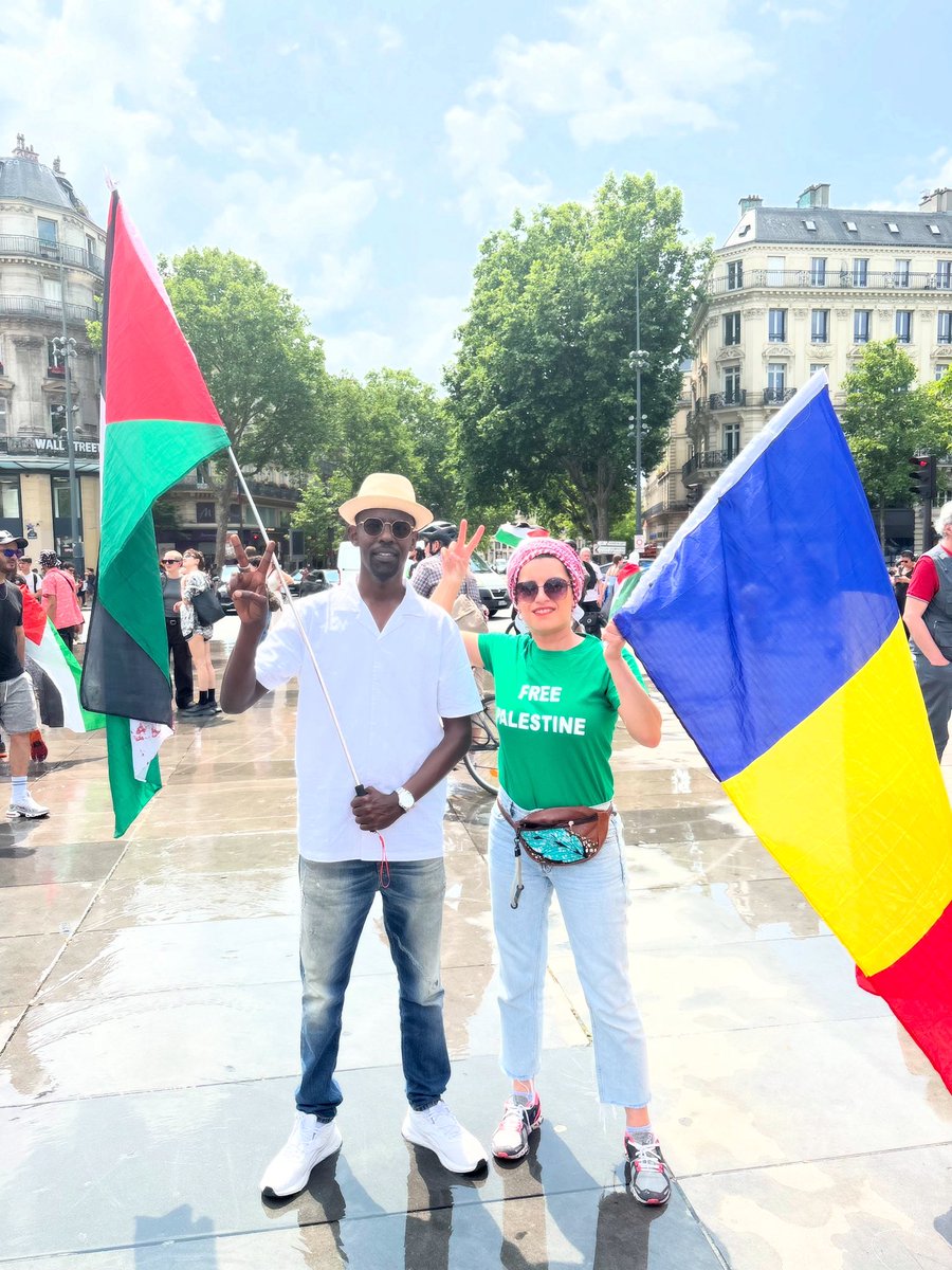 أُعلن بكل فخر أن دعمي يمتد بلا حدود لكل الثوار الأحرار في هذا العالم، لكل من قرر أن ينهض في وجه الظلم، ويواجه الطغيان، ويطالب بالكرامة والحرية والعدالة. أقف إلى جانب كل من كسر القيود ورفع صوته ضد الاستبداد، مهما كان لون علمه، أو لغته، أو دينه، أو قوميته.

إن قضايا الشعوب العادلة