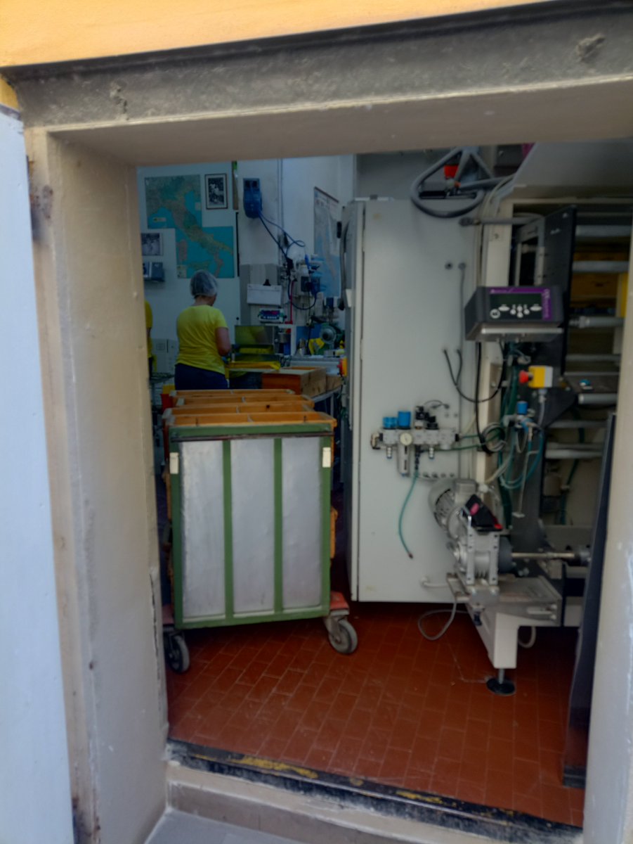 SanjeePerera1's tweet photo. While this week has been a gluttonous feast of local truffle with wild boar and excellent local Chianti and a journeying through a convoy of vineyards and olive groves, my favourite experiences have been in exploring the local #CottageIndustries in #PastaMaking. @MartelliPasta https://t.co/9F2NezNw9Q