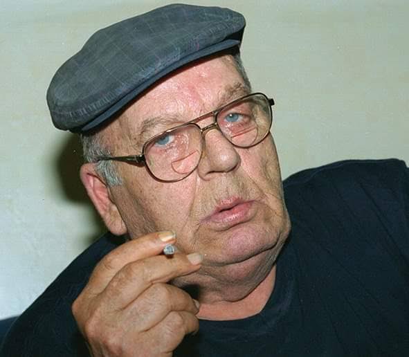 سأنجب طفلا أسميه آدم.. لأن الأسامي في زماننا تهمة، فلن أسميه محمد ولا عيسى، ولا عليا ولا عمرا.. ولن أسميه حتى ديفيد ولا جورج.. فعند الأجانب يكون إرهابيا، وعند المتطرفين يكون بغيا، وعند الشيعة يكون سنيا، وعند السنة يكون شيعيا.. أخاف أن يكون اسمه جواز سفره ."

- محمد الماغوط