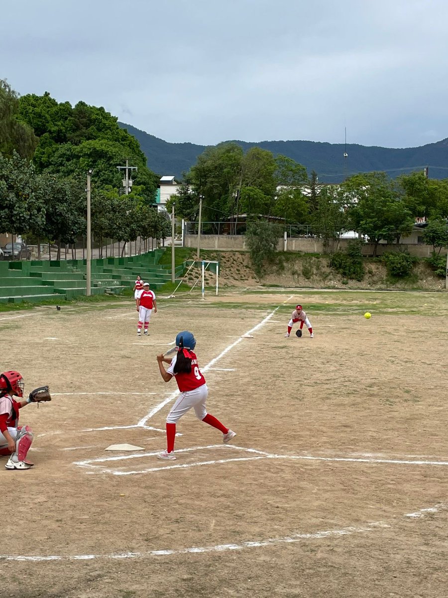 En duelo escarlata, las Diablas de San Sebastián, Etla mantienen su racha ganadora  en el IX Torneo de la  Liga de Softbol Princesa Donají al vencer por pizarra de 15-4 al equipo de Diablas de Matatlán.