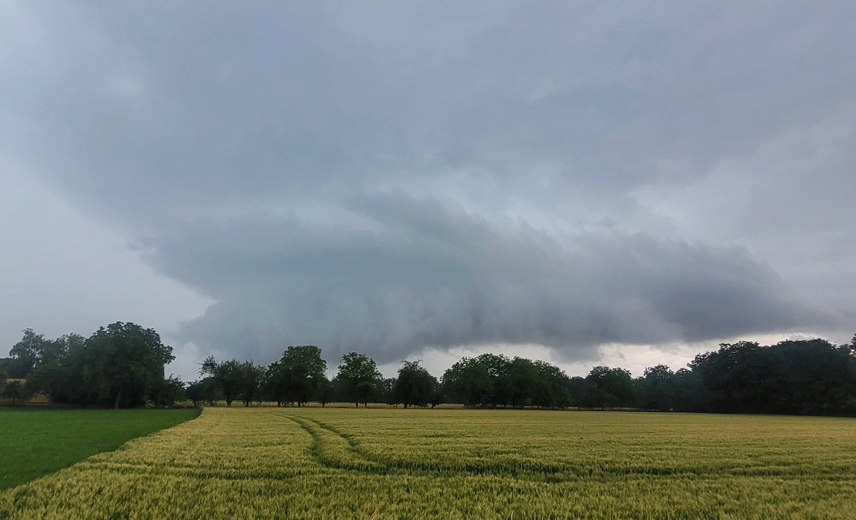 Leftmover #supercell over Obernai in de buurt van #Straatsburg deze namiddag #orages #stormchase 📷🌩