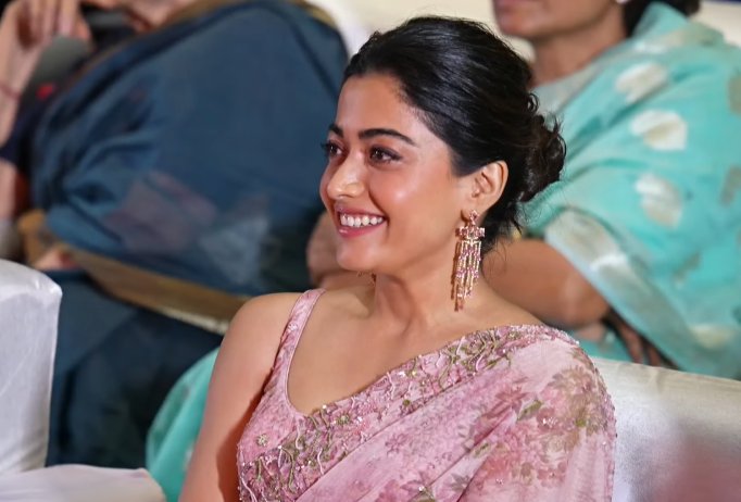 KabilKabilkm3's tweet photo. Our Cutest Sameera @iamRashmika is here ..😍✨

#KuberaaTrailer launch event 🔥

#Kuberaa #Dhanush #RashmikaMandanna https://t.co/fqjmr6GyoK
